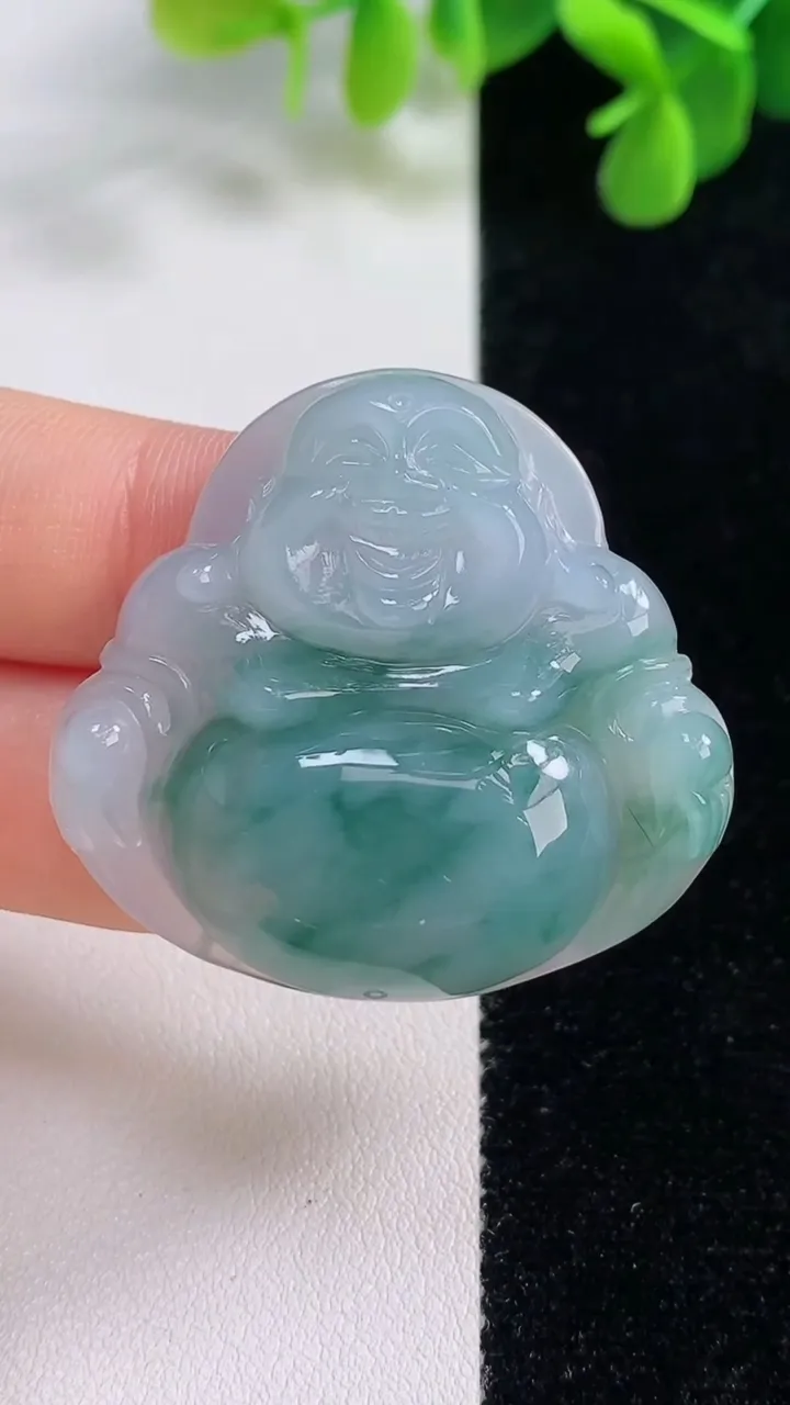 天然A货翡翠飘花佛公吊坠，尺寸35.5-38.4-7.5，重量:15.46g
8月16日