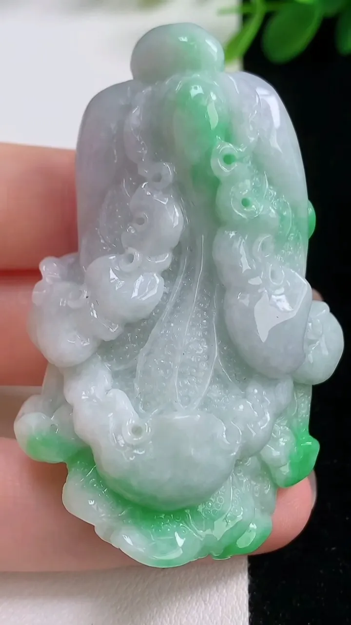 天然A货翡翠白菜吊坠，尺寸60-38.5-21.6，重:54.60g
8月17日