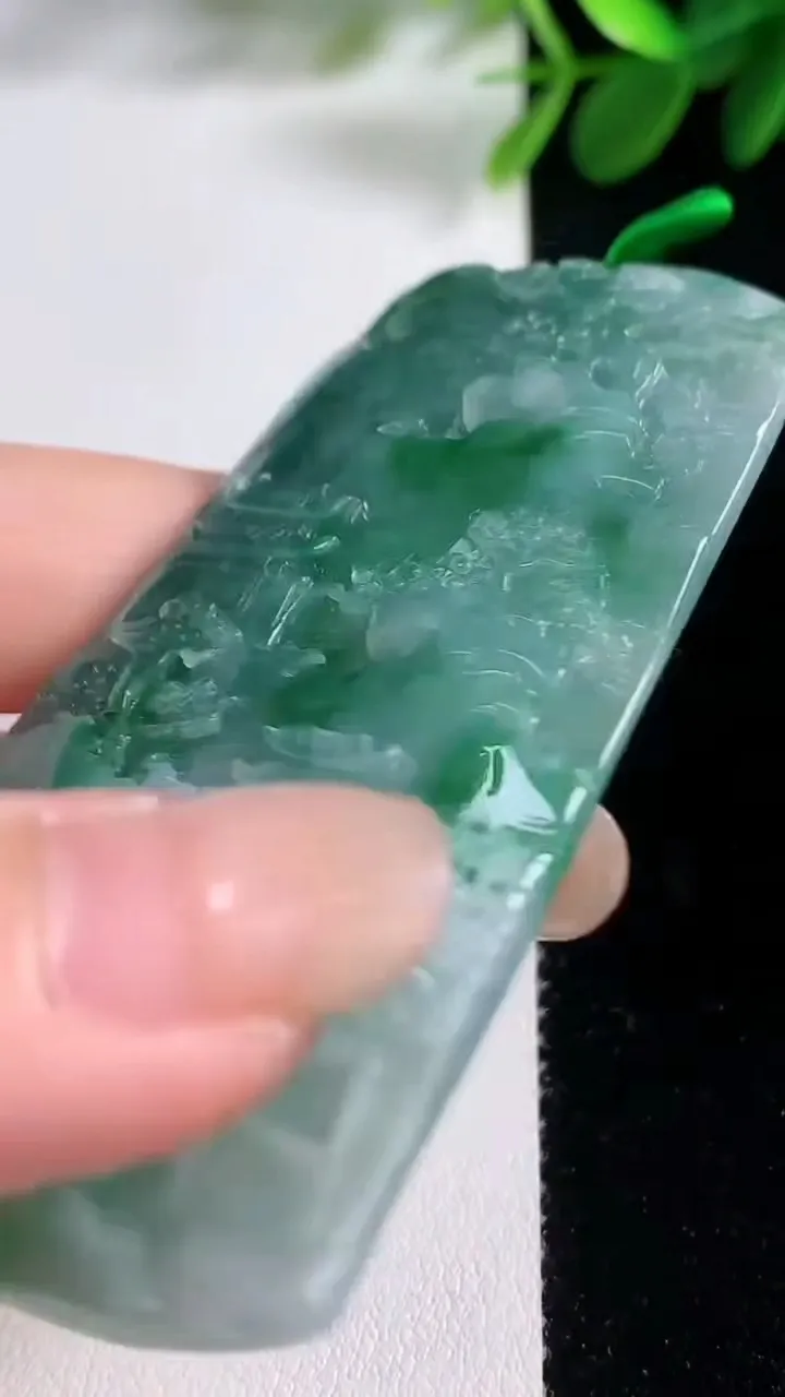 天然A货翡翠山水牌吊坠，尺寸72-39.8-5，重量:33.56g
8月17日