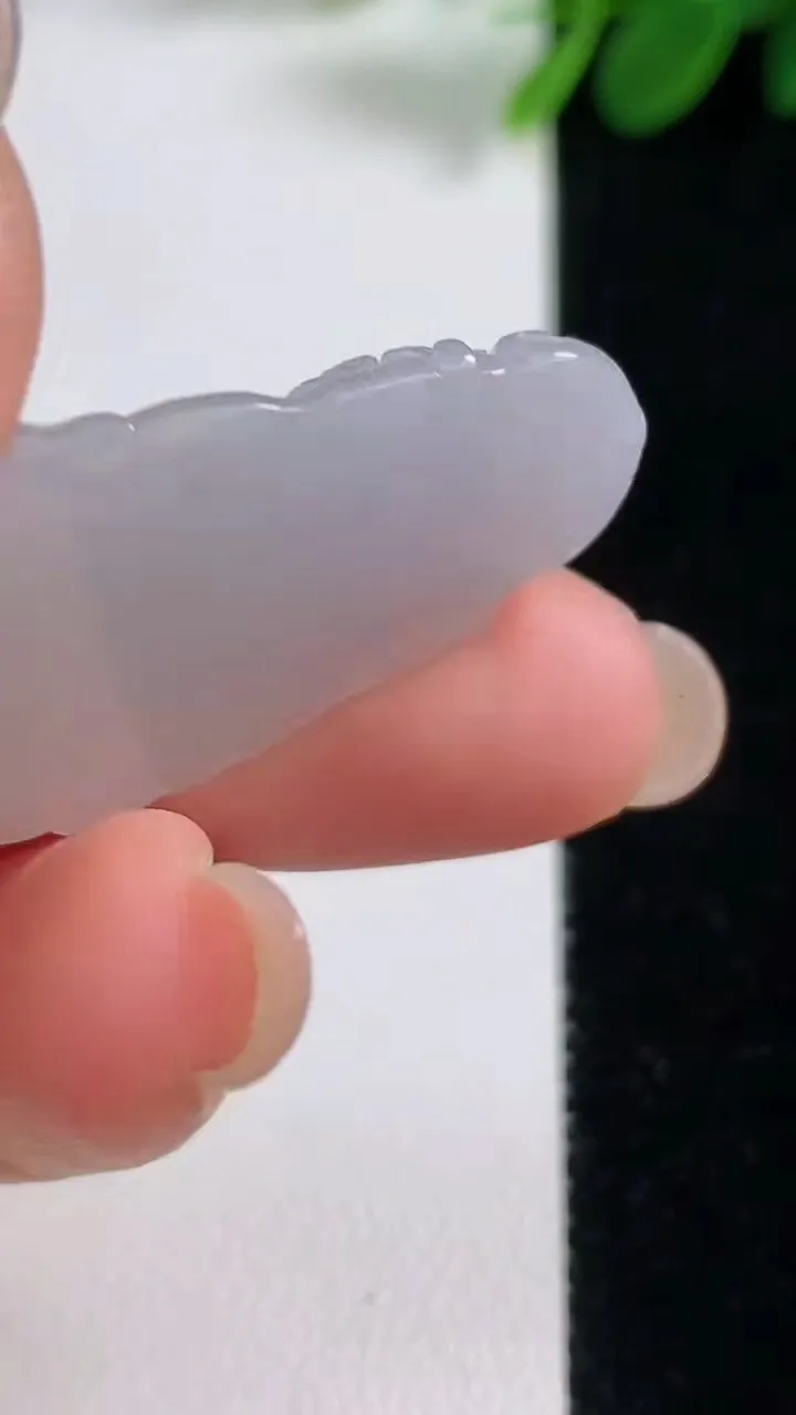 天然A货翡翠观音头吊坠，尺寸35.2-18.6-4.3，重量:6.57g
8月17日