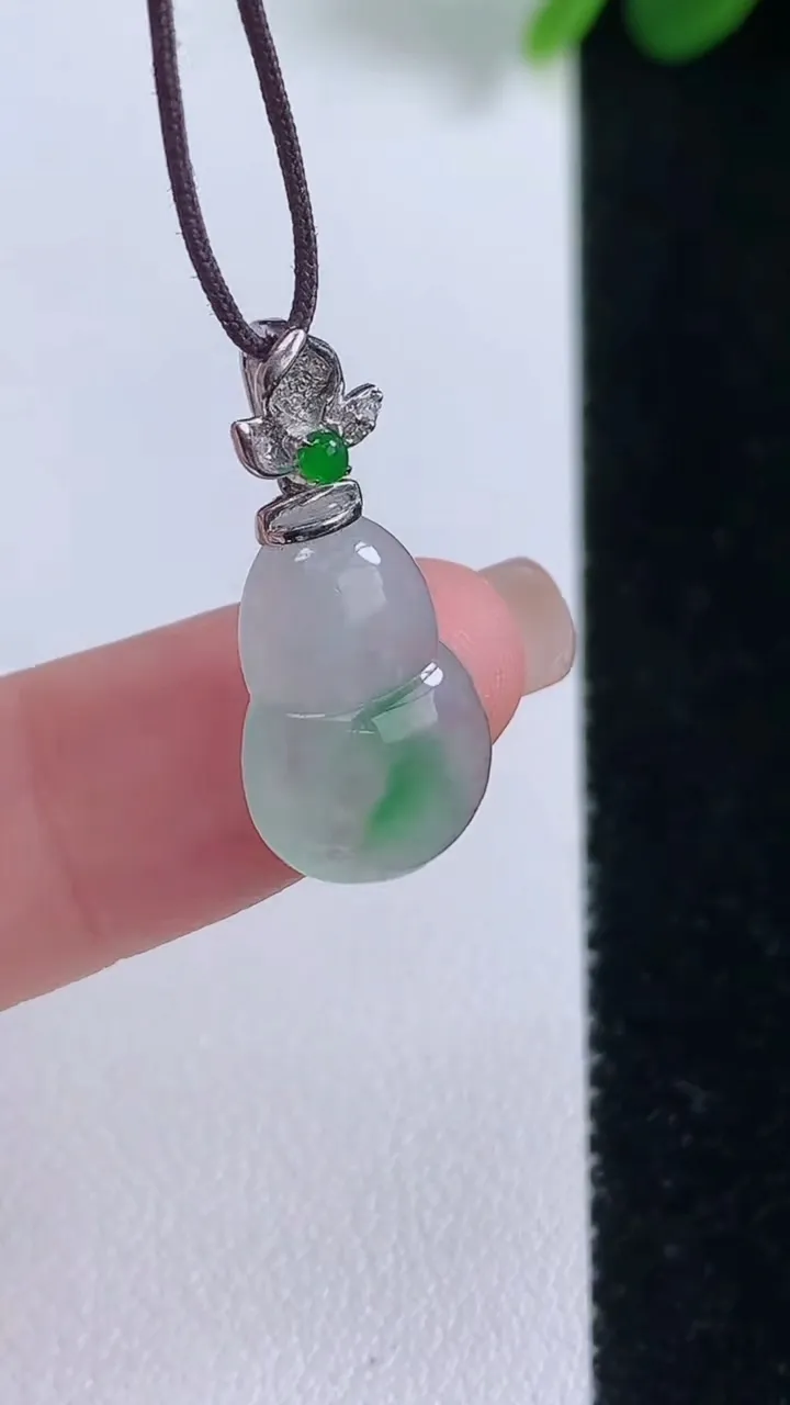 天然A货翡翠葫芦吊坠，尺寸16.2-10.7-4，重:1.76g
8月17日