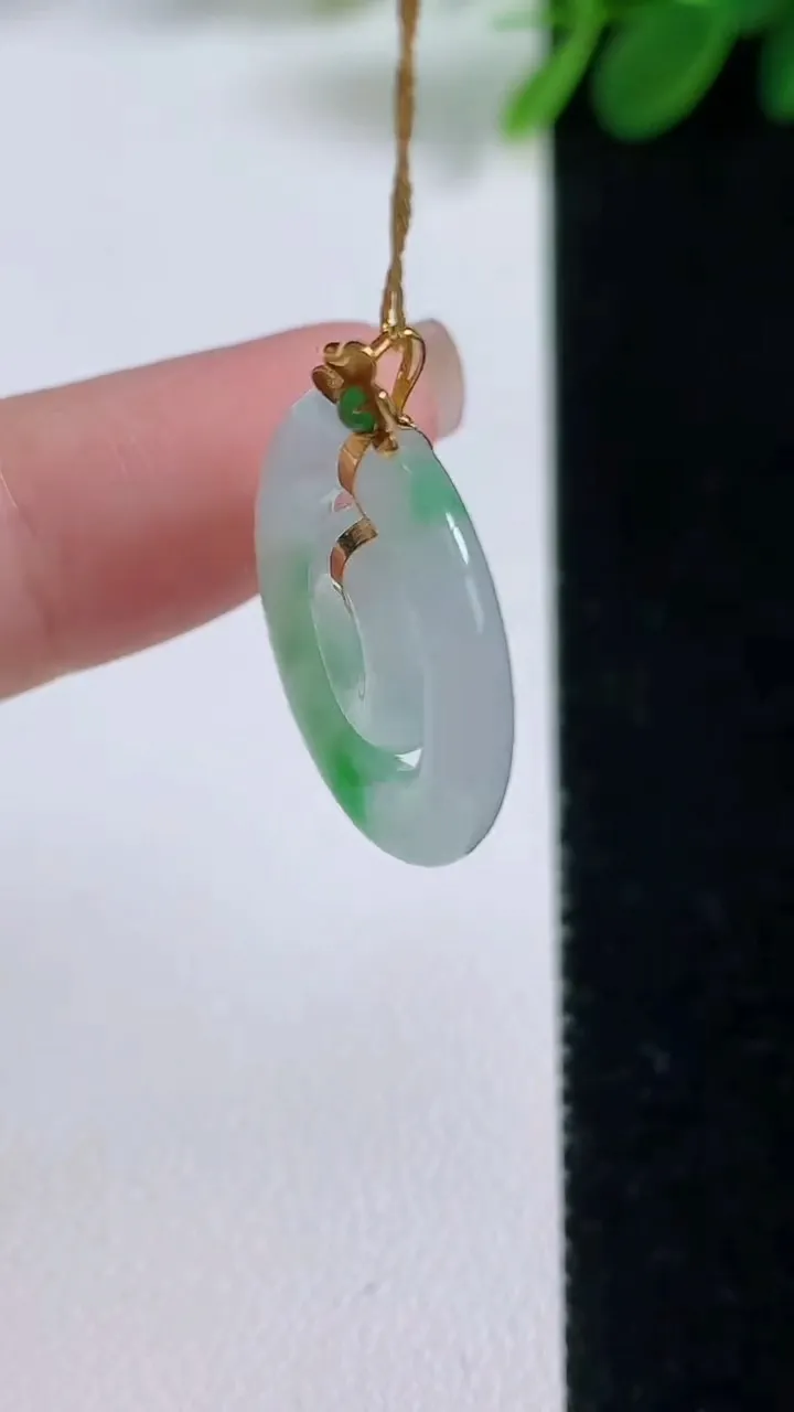 天然A货翡翠母子平安扣吊坠，尺寸40.5-3.2，重量:2.94g
8月17日
