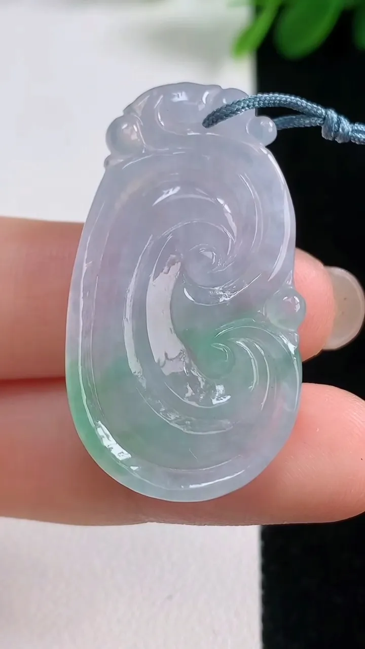 天然A货翡翠如意吊坠，尺寸38.2-21.7-4.5，重量:7.22g
8月17日