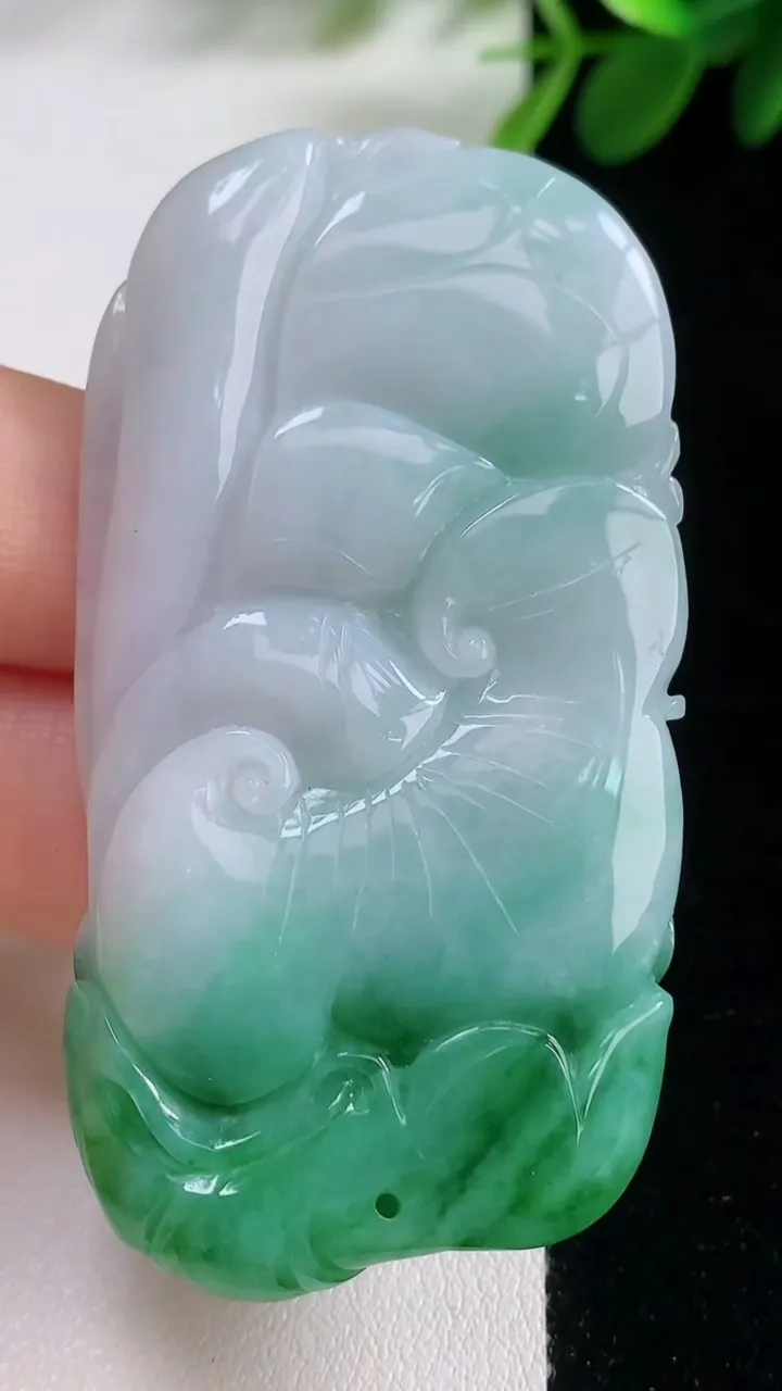 天然A货翡翠荷叶鱼吊坠，尺寸62-32-10，重:40.53g
8月17日