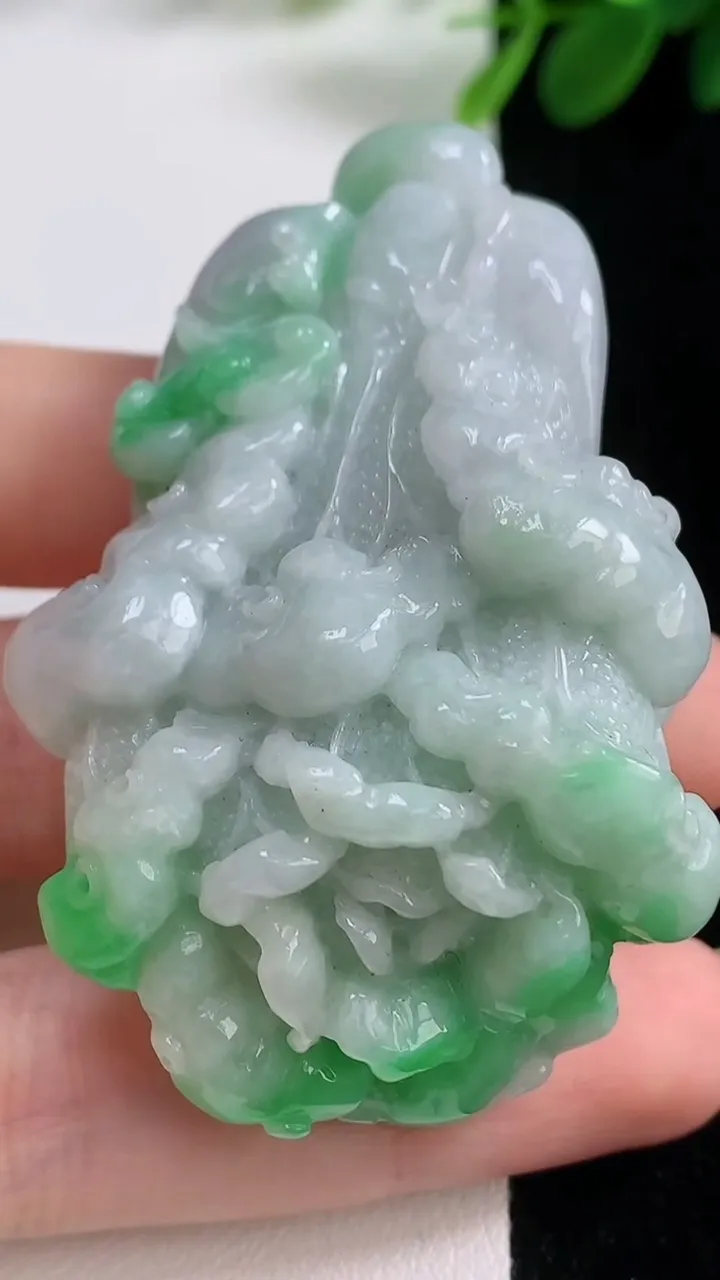 天然A货翡翠白菜吊坠，尺寸60-38.5-21.6，重:54.60g
8月17日