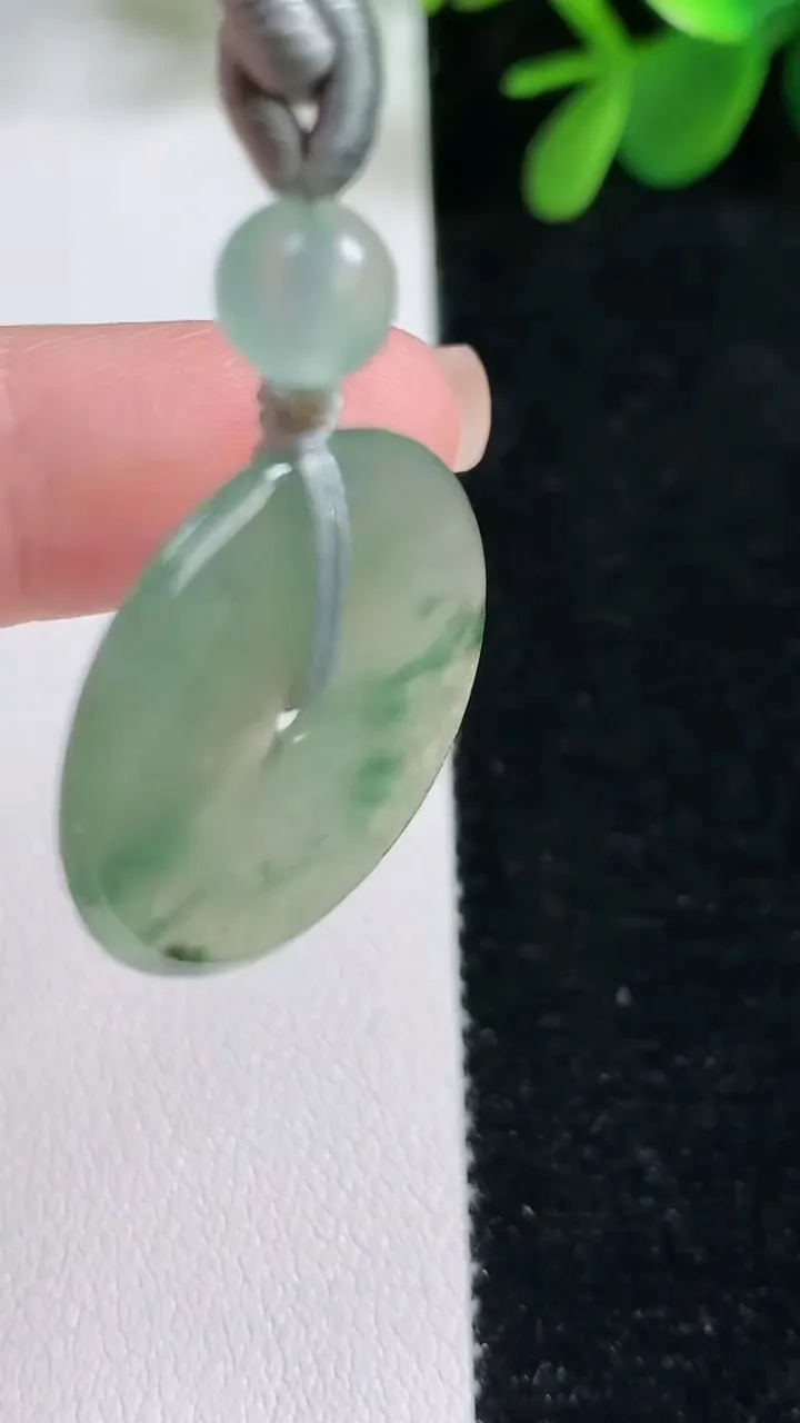 天然A货翡翠冰种飘花平安扣吊坠，尺寸23-3.6，重:3.82g
8月17日