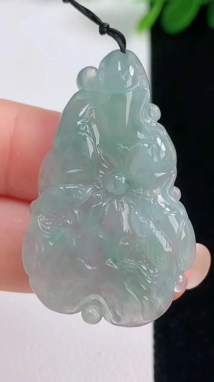 天然A货翡翠年年有余 荷叶鱼吊坠，尺寸40.5-26.2-4，重量:7.66g
8月17日