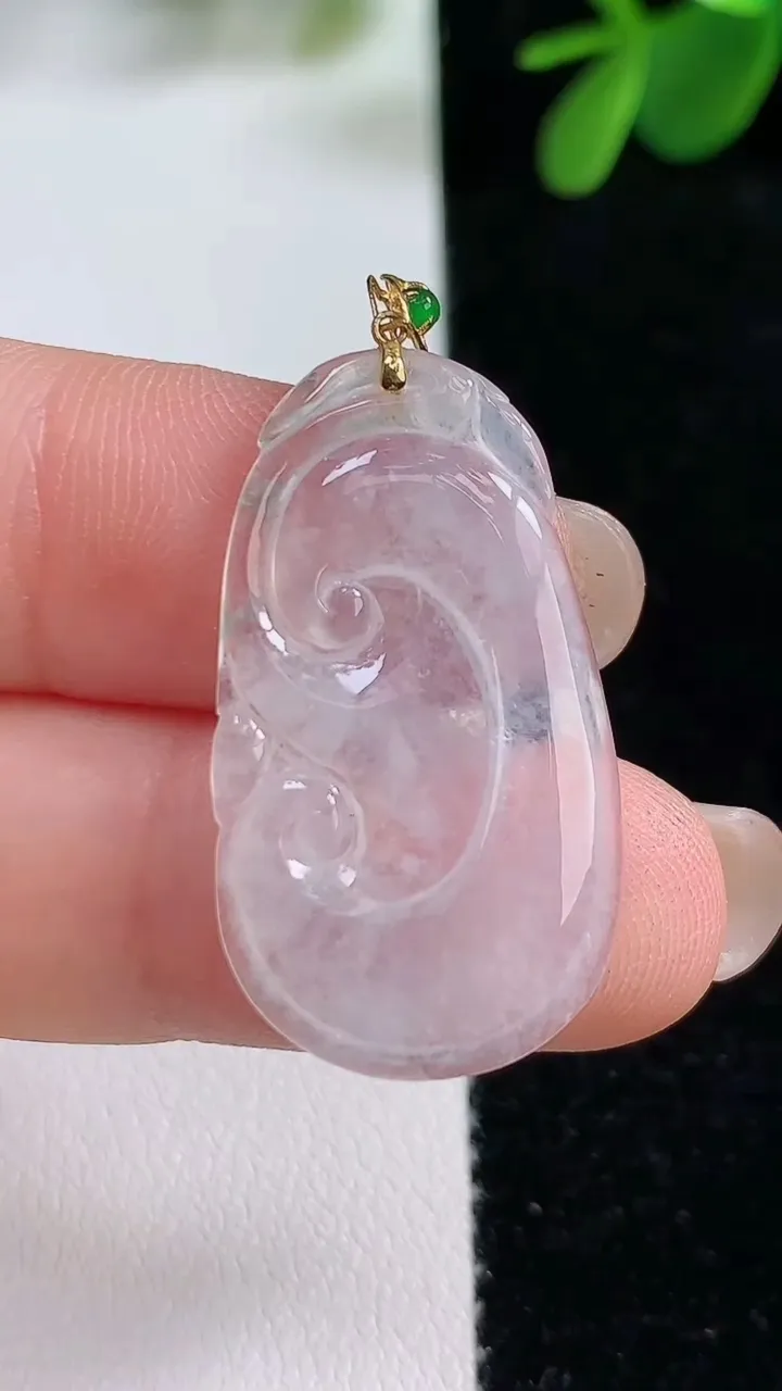 天然A货翡翠种白冰如意吊坠，尺寸22-17-2.5，重:2.57g
8月17日