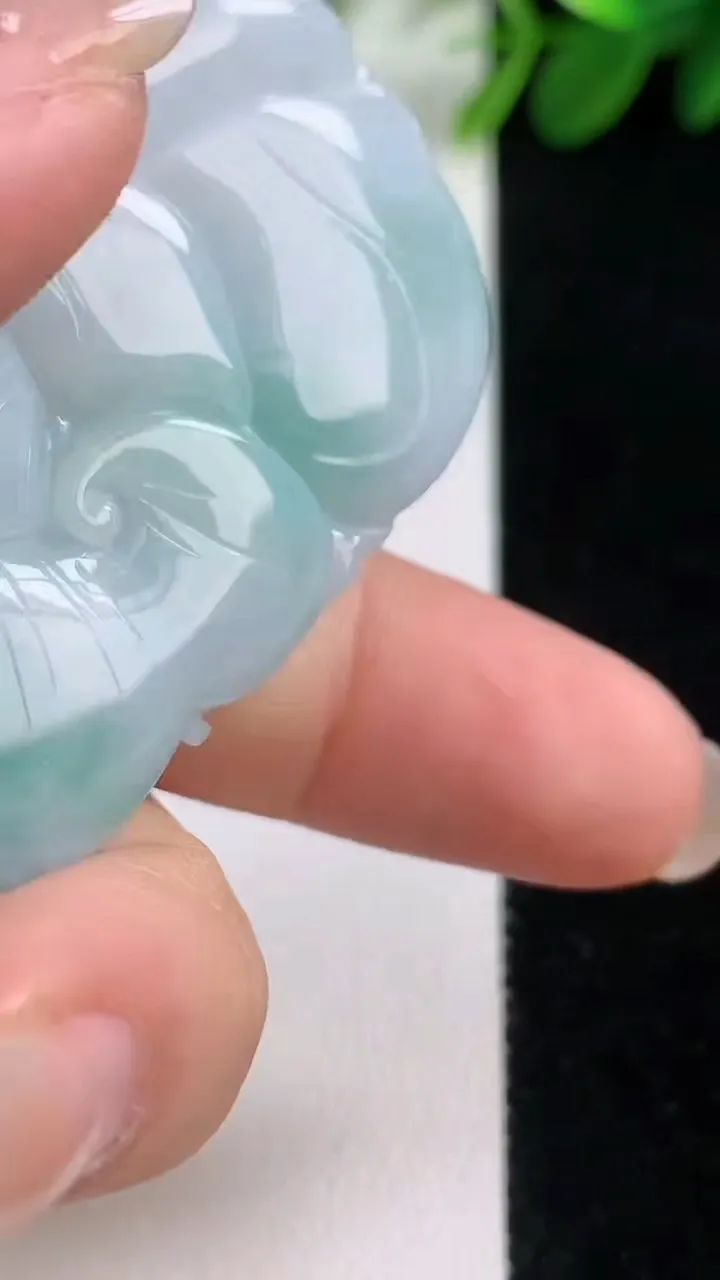 天然A货翡翠荷叶鱼吊坠，尺寸62-32-10，重:40.53g
8月17日