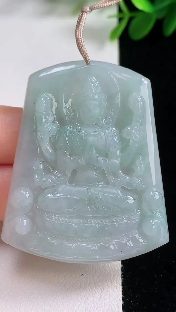 天然A货翡翠千手观音吊坠，尺寸52-40-5.8，重量:25.79g
8月17日