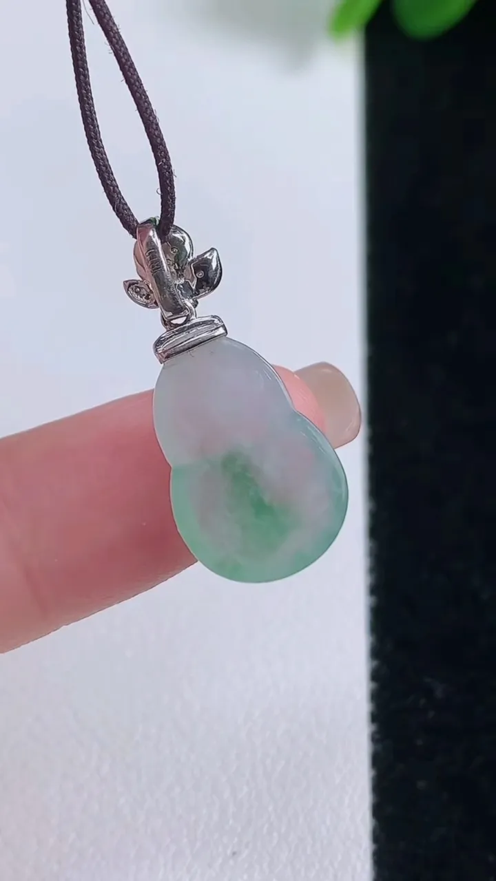 天然A货翡翠葫芦吊坠，尺寸16.2-10.7-4，重:1.76g
8月17日