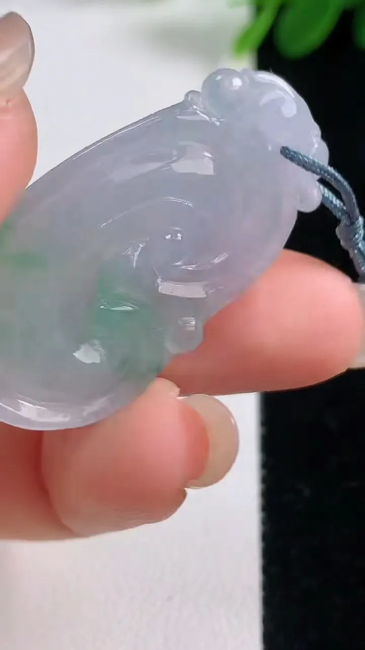 天然A货翡翠如意吊坠，尺寸38.2-21.7-4.5，重量:7.22g
8月17日