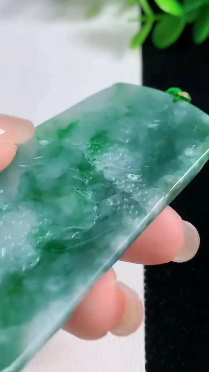 天然A货翡翠山水牌吊坠，尺寸72-39.8-5，重量:33.56g
8月17日