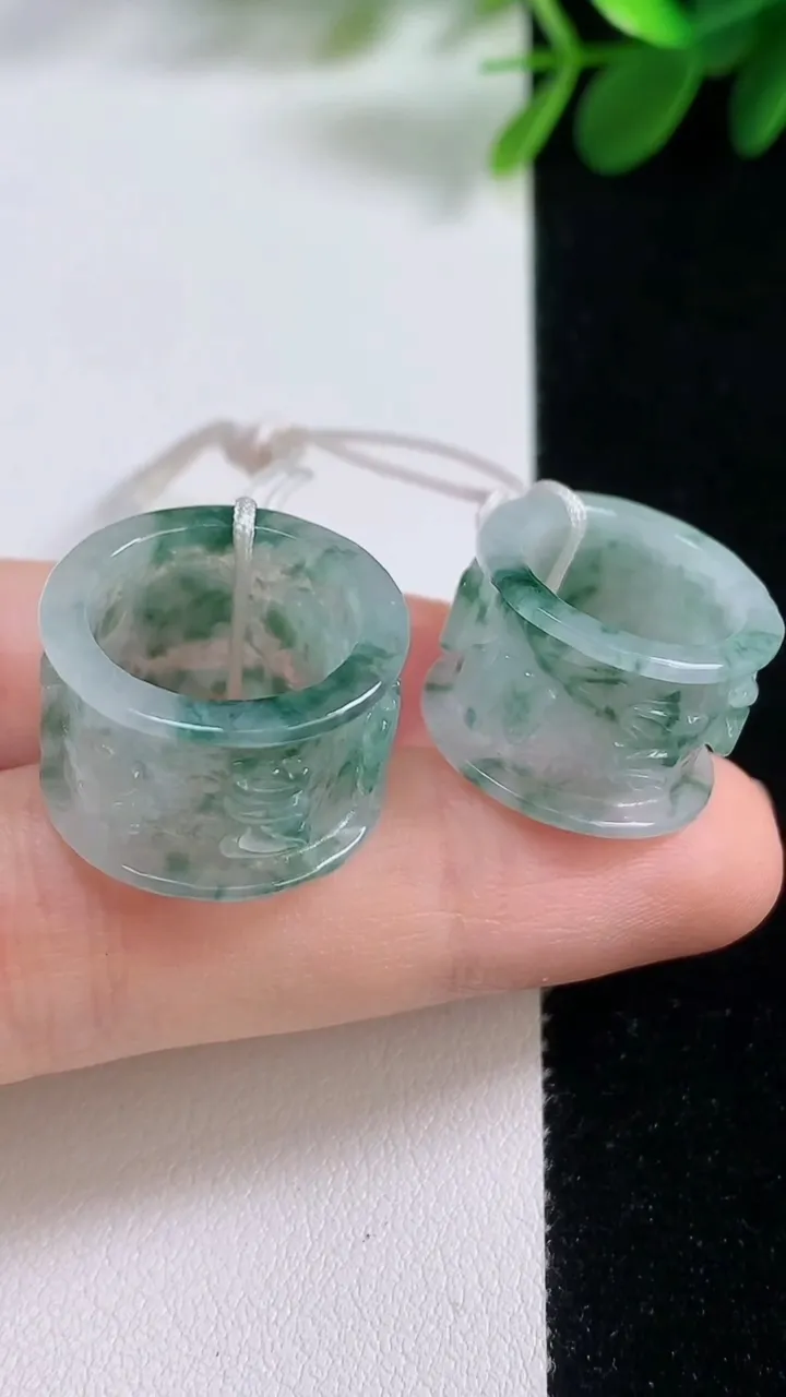 天然A货翡翠飘花六字真言路路通吊坠一对，尺寸17.6-12.6，重量:7.15g
8月17日