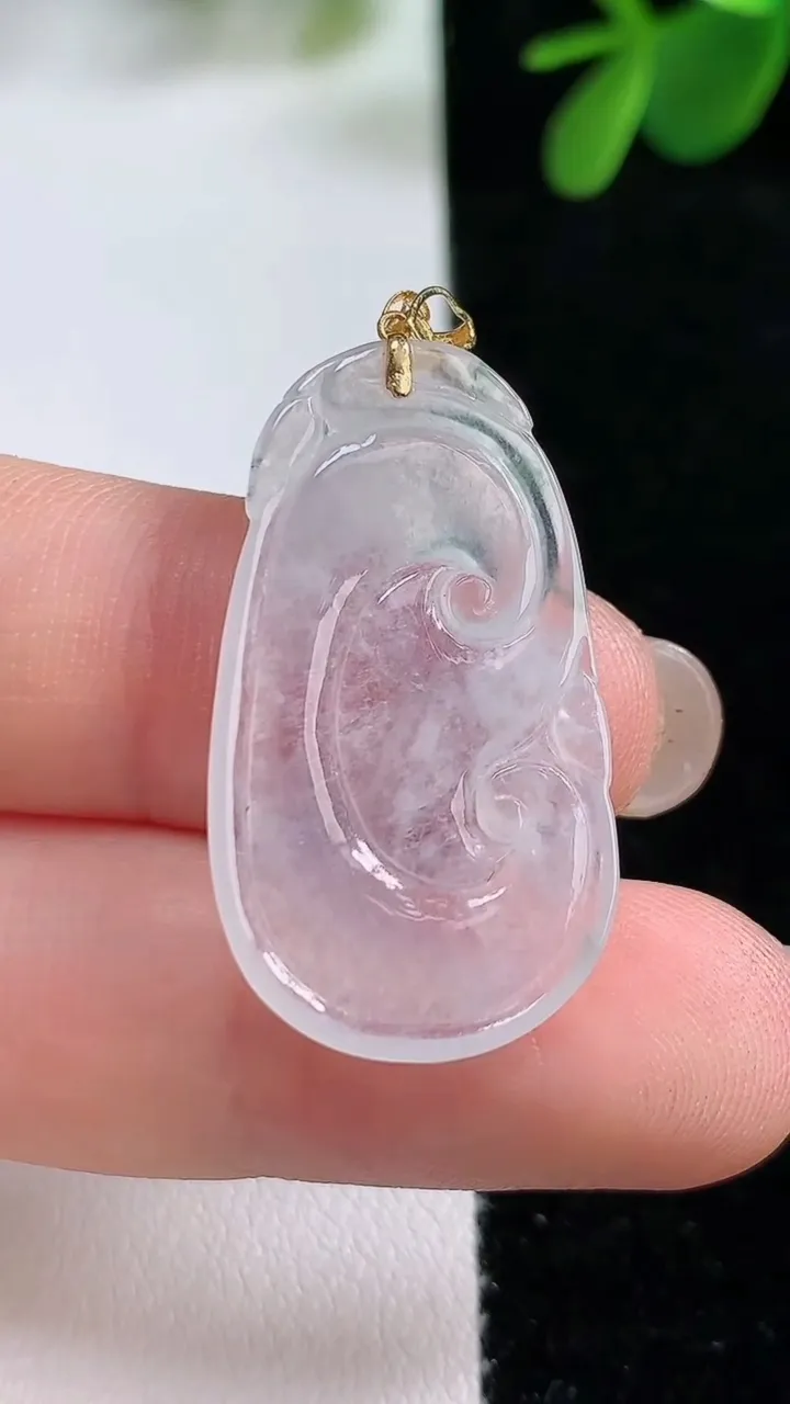 天然A货翡翠种白冰如意吊坠，尺寸22-17-2.5，重:2.57g
8月17日