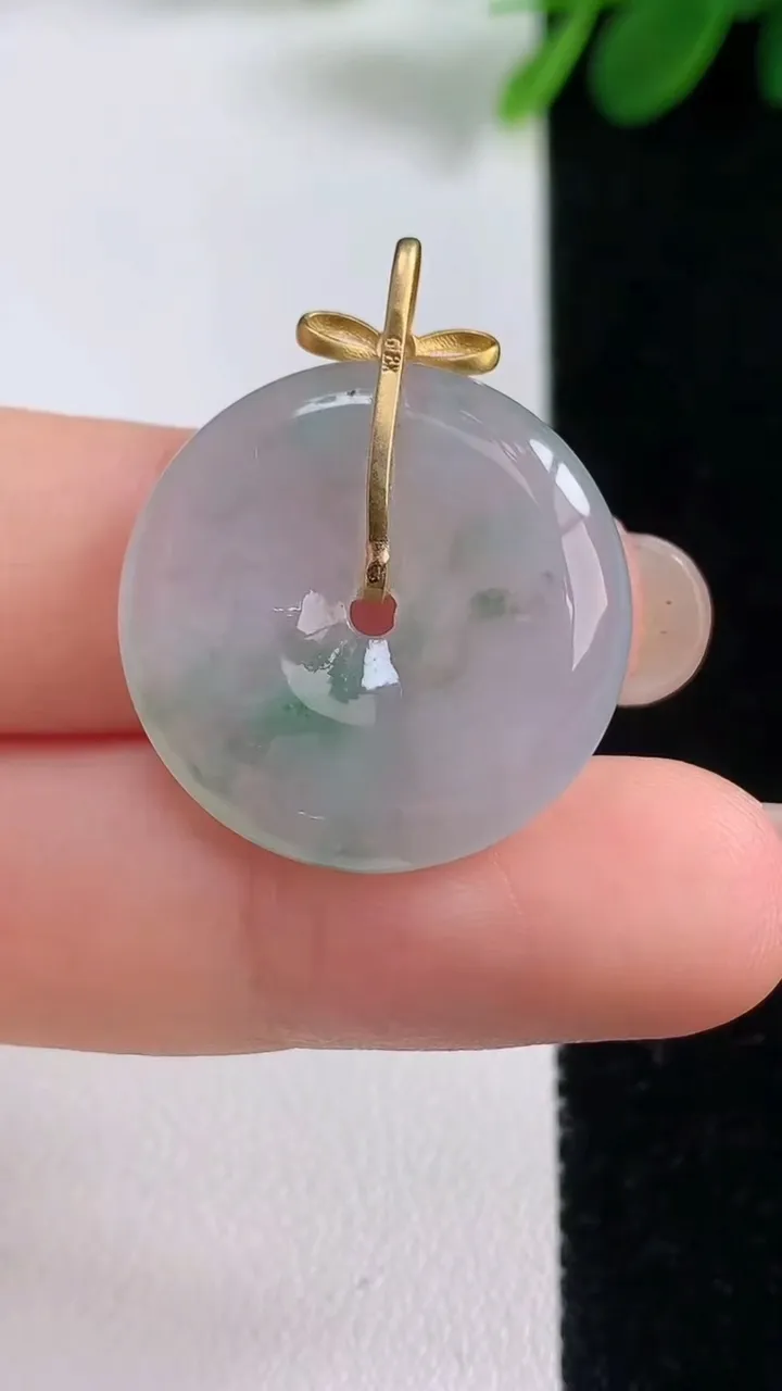 天然A货翡翠种飘花平安扣吊坠，尺寸23-4，重量:4.73g
8月17日