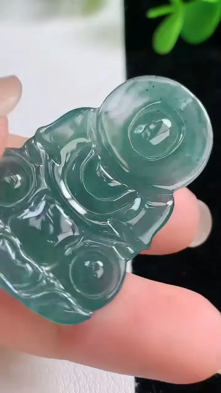 天然A货翡翠蓝水观音菩萨吊坠，尺寸42.5-28-4.3，重:8.60g
8月17日