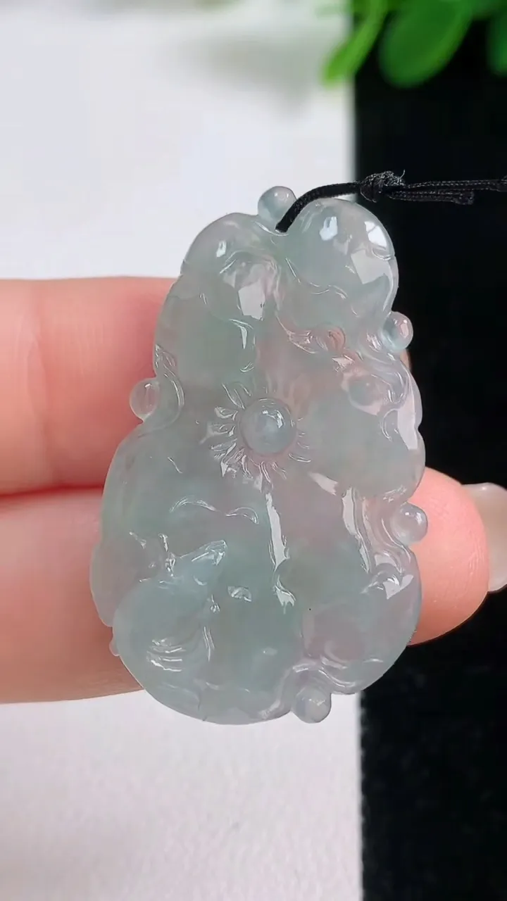 天然A货翡翠年年有余 荷叶鱼吊坠，尺寸36-21.8-4.2，重量:5.55g
8月17日