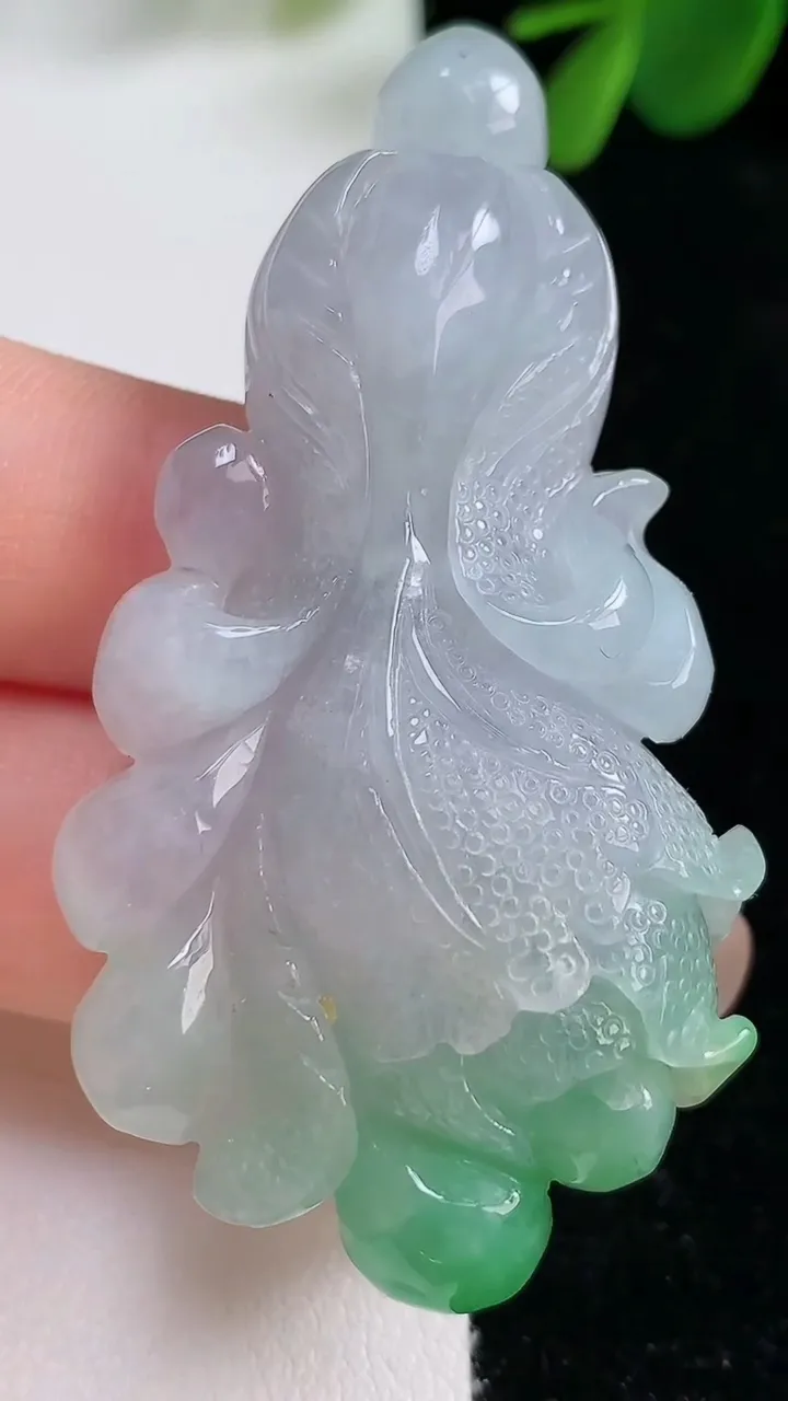天然A货翡翠白菜吊坠，尺寸57.4-30.6-14.1，重:28.37g
8月17日