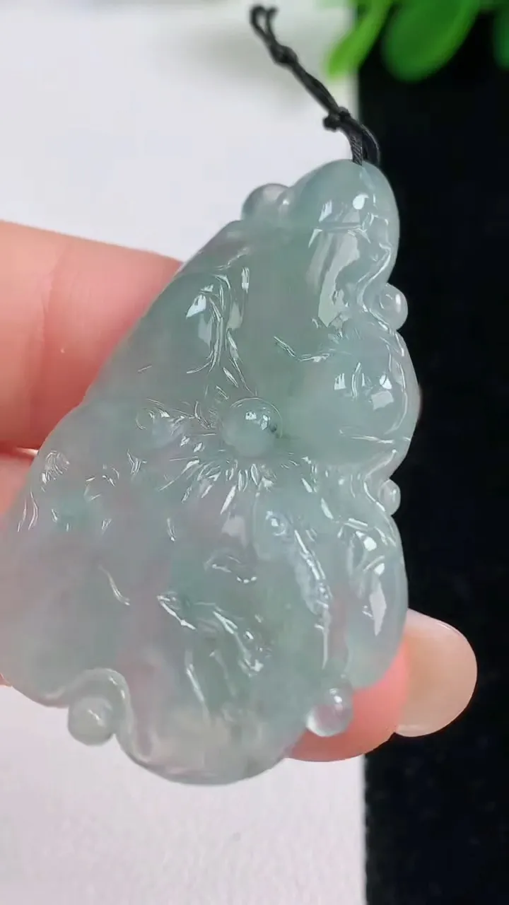 天然A货翡翠年年有余 荷叶鱼吊坠，尺寸40.5-26.2-4，重量:7.66g
8月17日