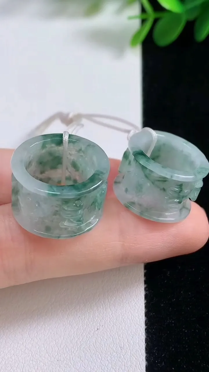 天然A货翡翠飘花六字真言路路通吊坠一对，尺寸17.6-12.6，重量:7.15g
8月17日