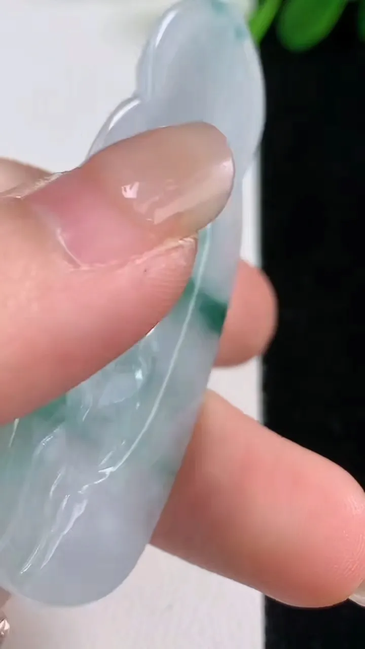 天然A货翡翠飘花观音菩萨吊坠，尺寸60-23.5-11.8，重:17.51g
8月17日