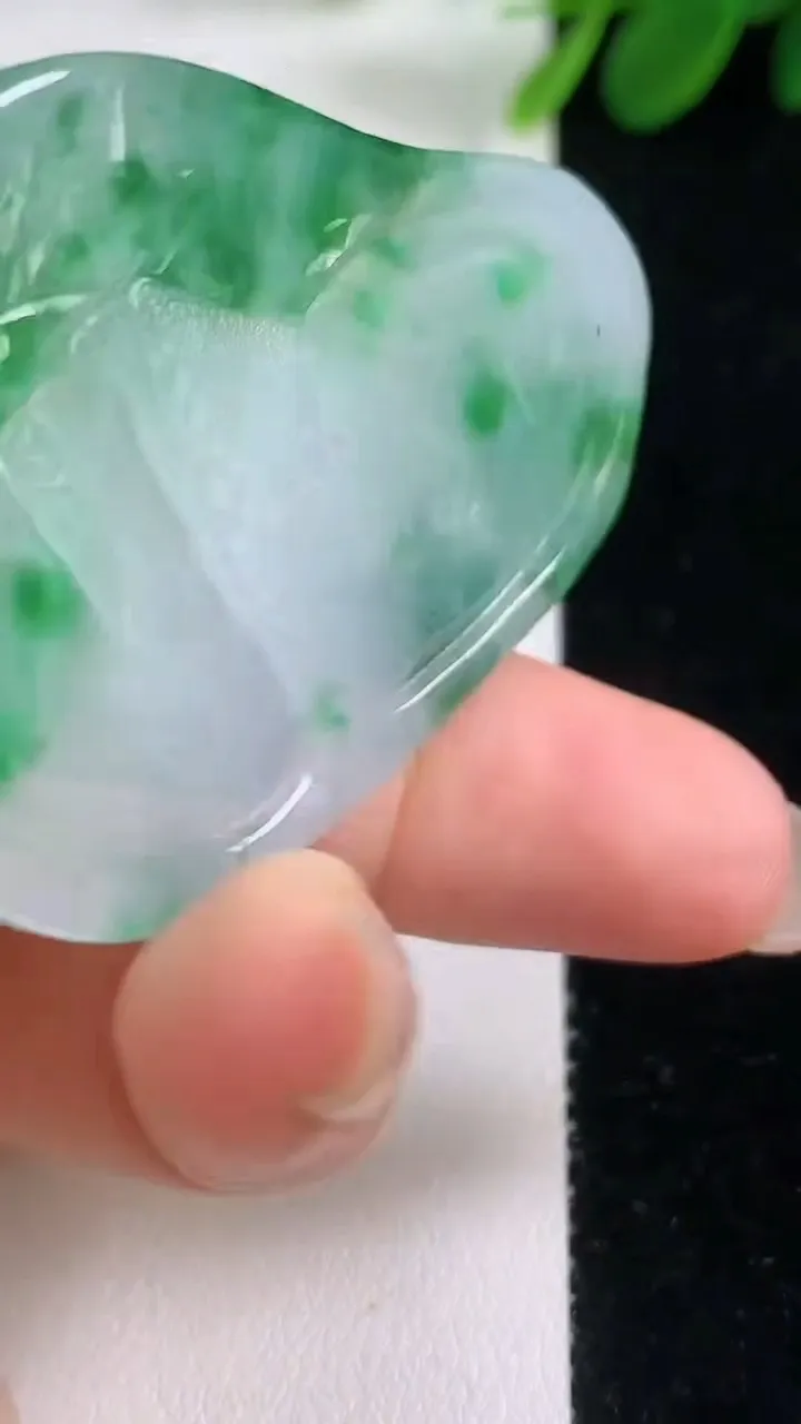 天然A货翡翠山水牌吊坠，尺寸 56.2-36.9-9，重: 33.69g
8月17日