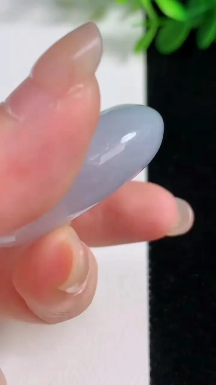天然A货翡翠紫罗兰平安扣吊坠，尺寸38.4-12.4，重量:37.26g
8月17日