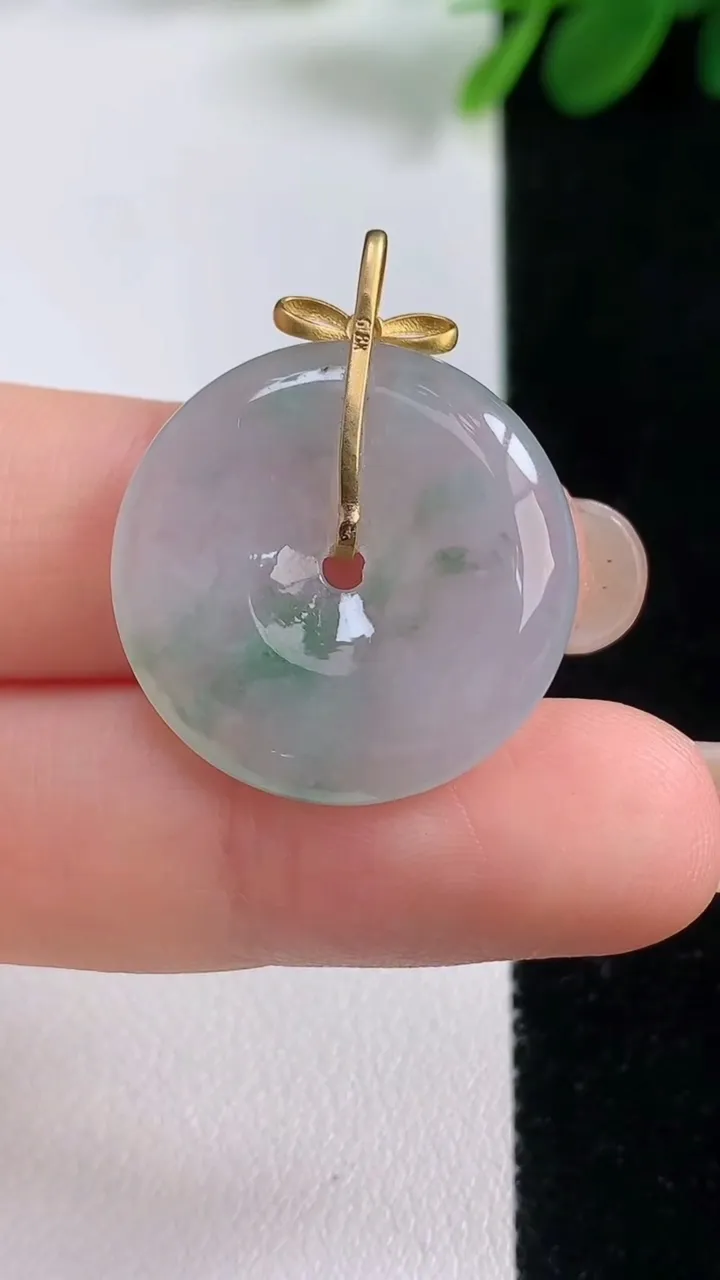 天然A货翡翠种飘花平安扣吊坠，尺寸23-4，重量:4.73g
8月17日