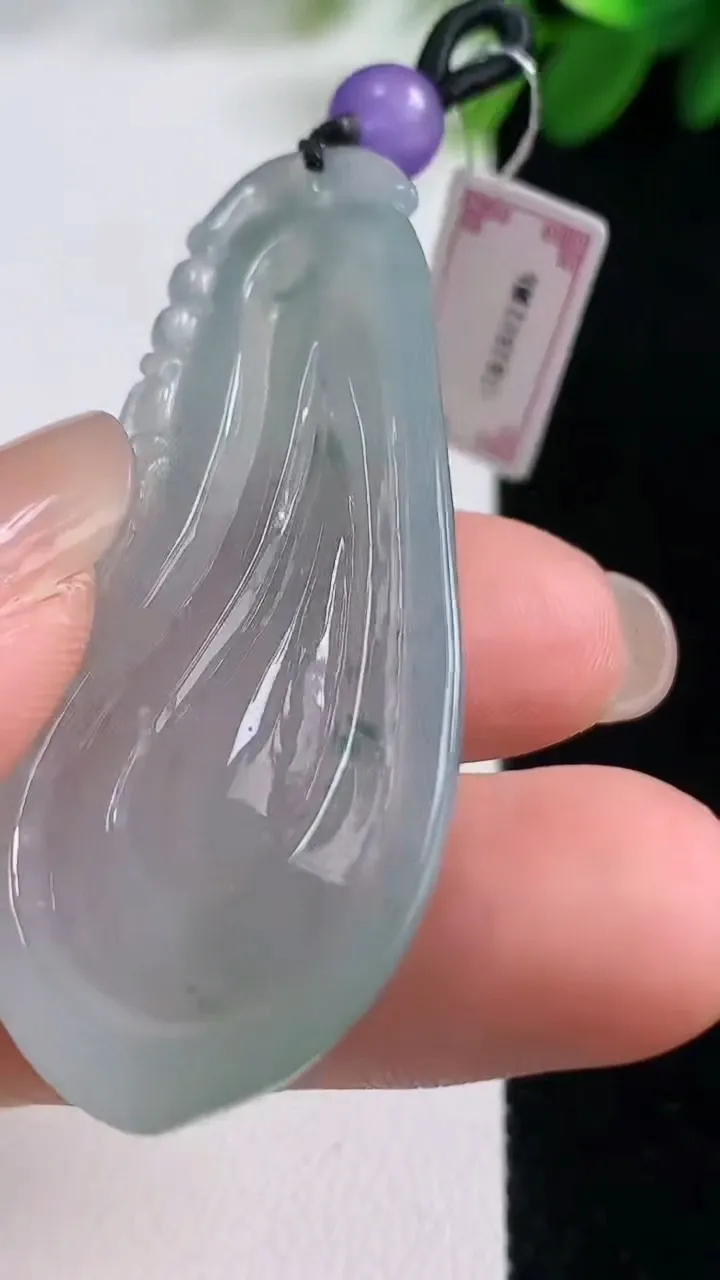 天然A货翡翠飘花福瓜吊坠，尺寸 53-23-6.5，重: 12.59g
8月17日