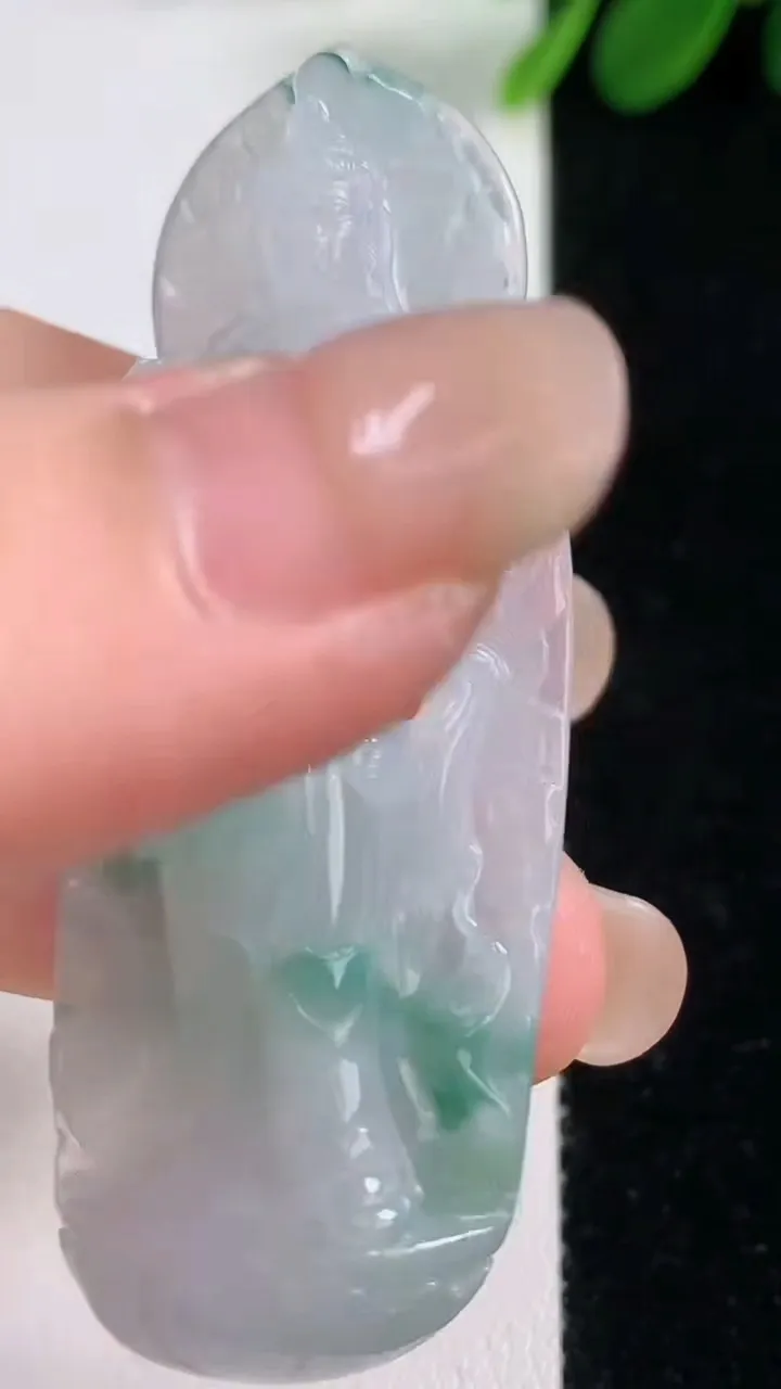 天然A货翡翠飘花观音菩萨吊坠，尺寸60-23.5-11.8，重:17.51g
8月17日