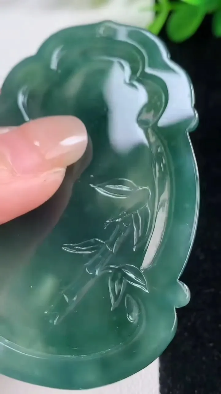 天然A货翡翠蓝水文殊菩萨吊坠，尺寸68-43.5-7，重:38.18g
8月17日