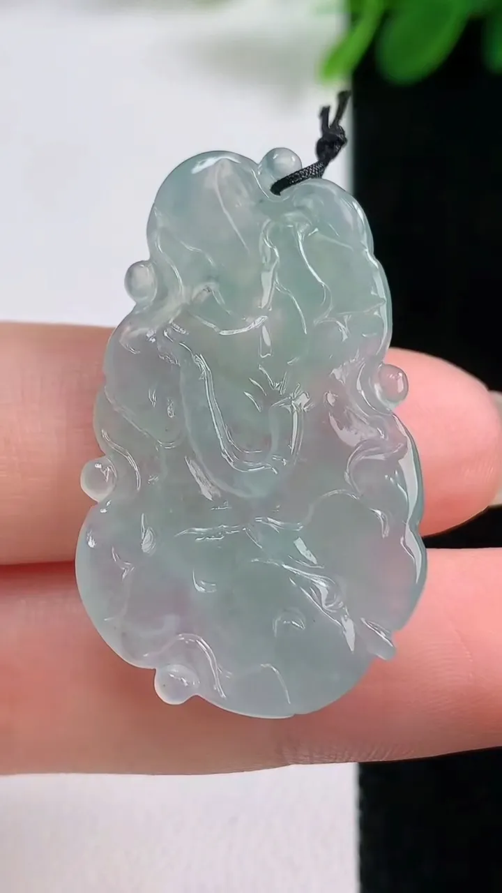 天然A货翡翠年年有余 荷叶鱼吊坠，尺寸36-21.8-4.2，重量:5.55g
8月17日