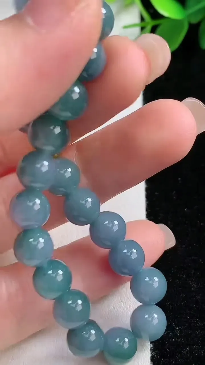 天然A货翡翠货双彩圆珠手串23颗，尺寸7.8，重:18.87g8月17日
工厂直销收藏佳品,种好水足，色泽均匀，有种有色，上手高大气！