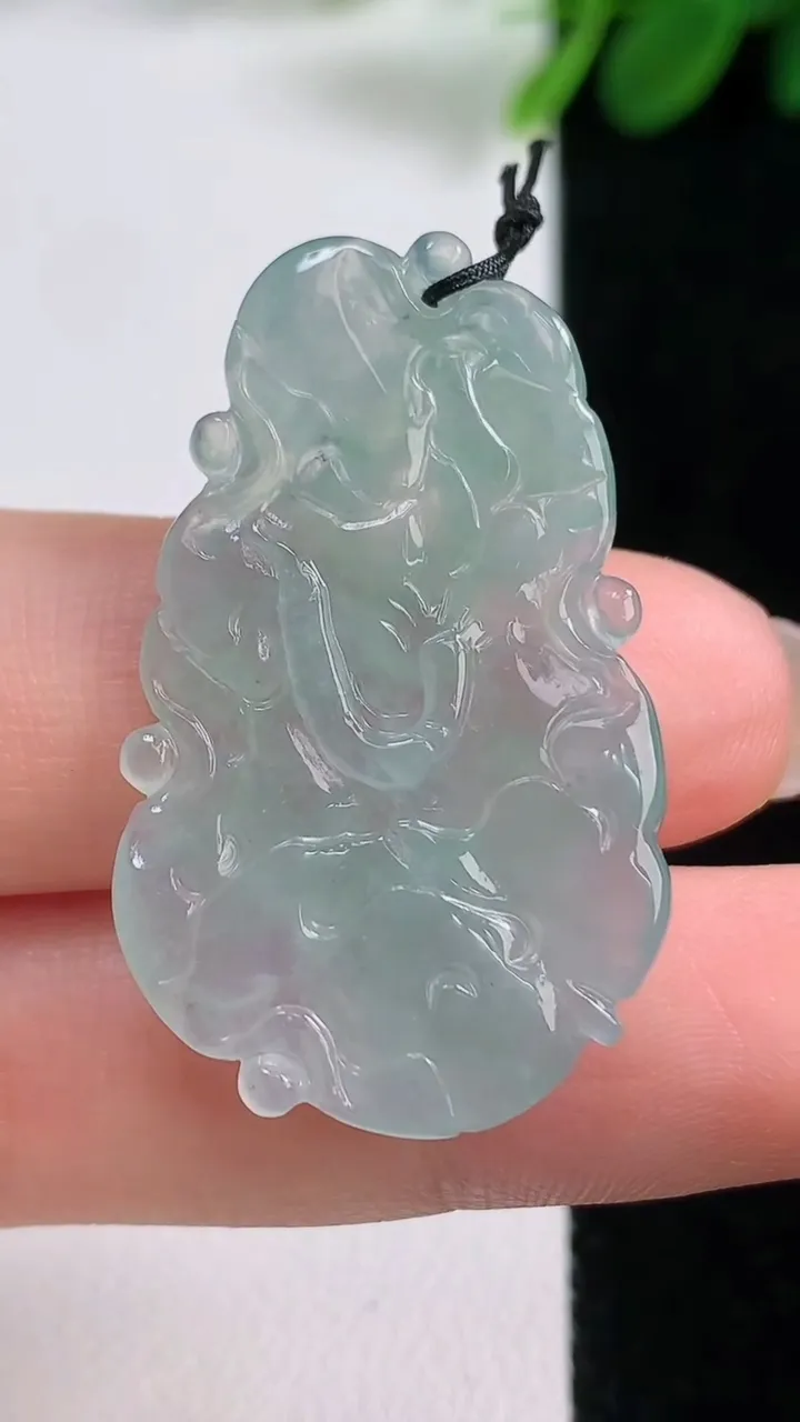 天然A货翡翠年年有余 荷叶鱼吊坠，尺寸36-21.8-4.2，重量:5.55g
8月17日