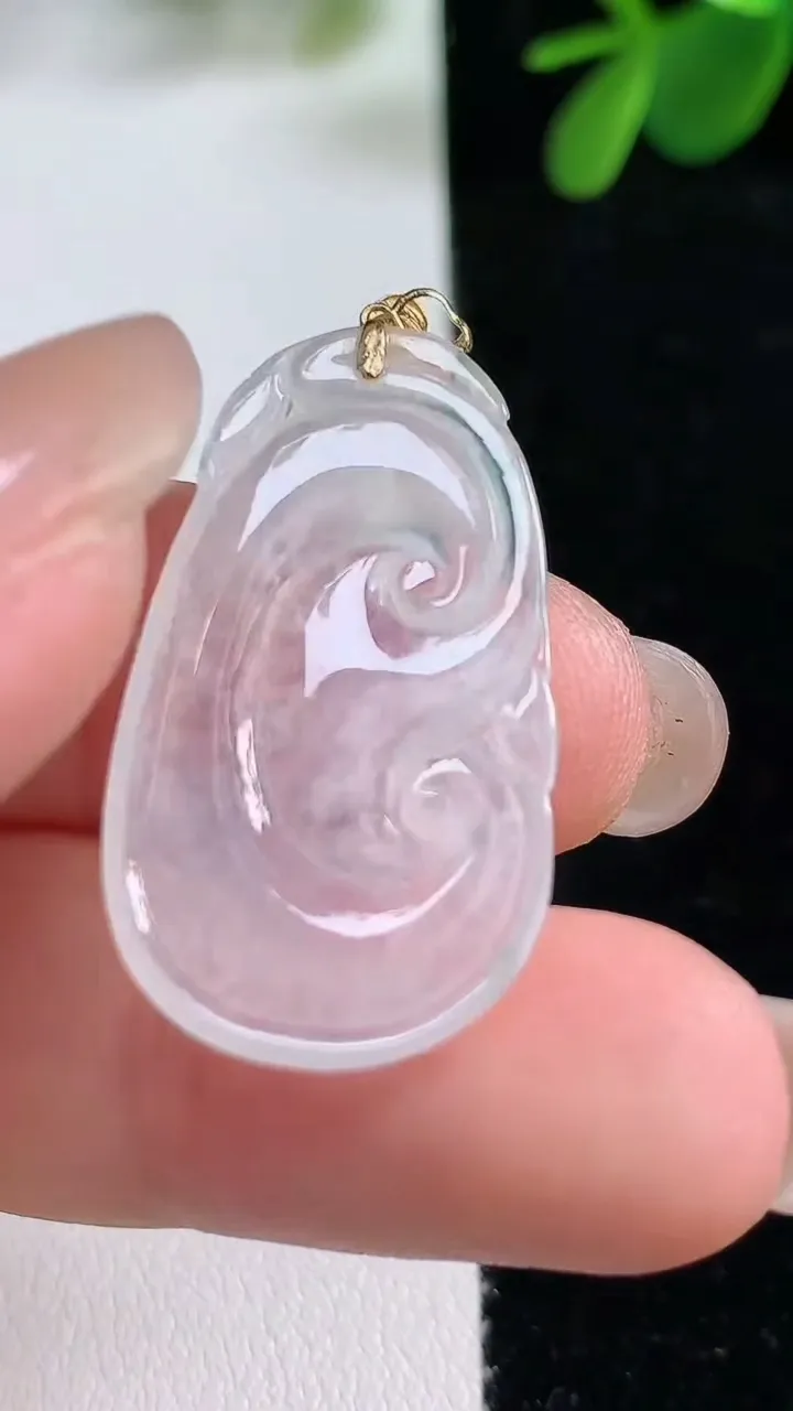 天然A货翡翠种白冰如意吊坠，尺寸22-17-2.5，重:2.57g
8月17日