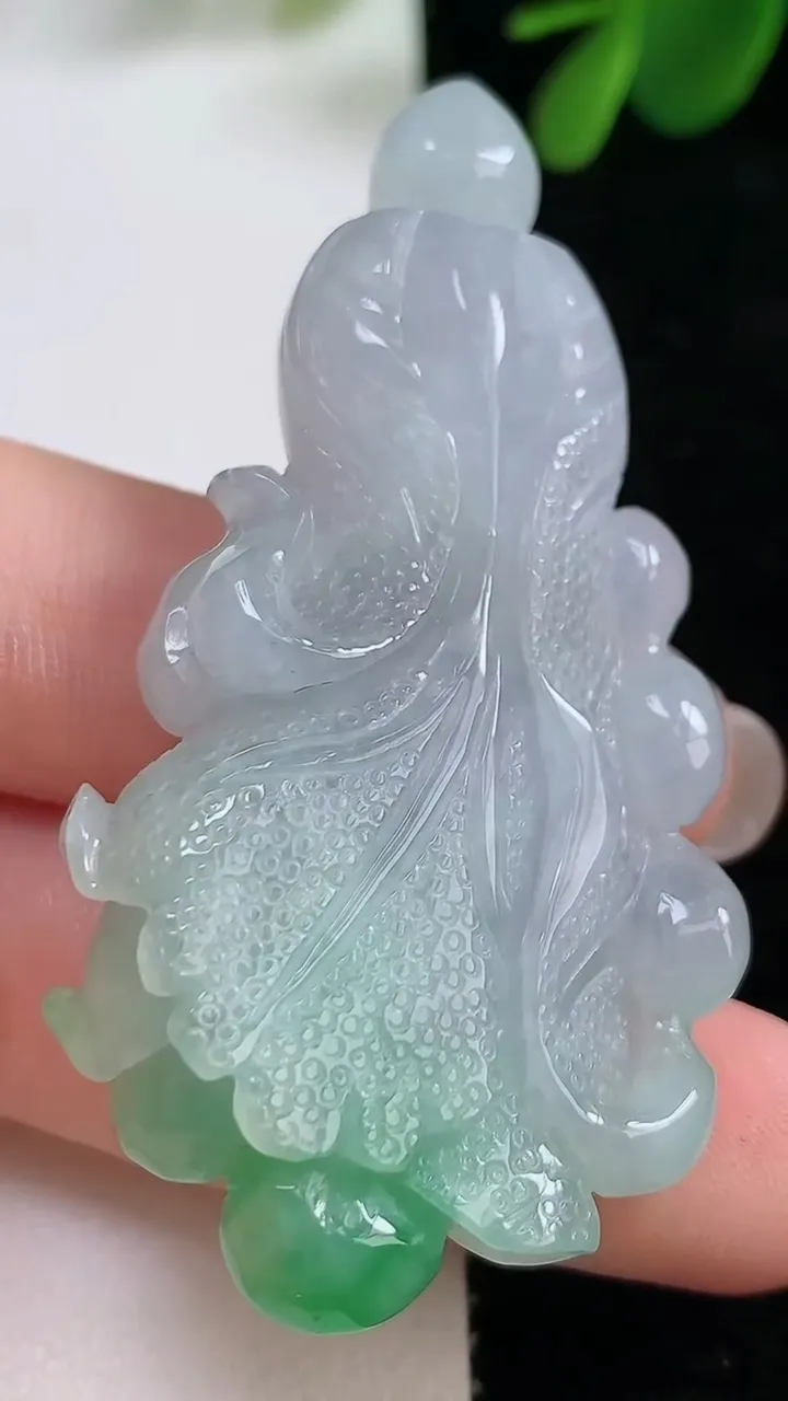 天然A货翡翠白菜吊坠，尺寸57.4-30.6-14.1，重:28.37g
8月17日