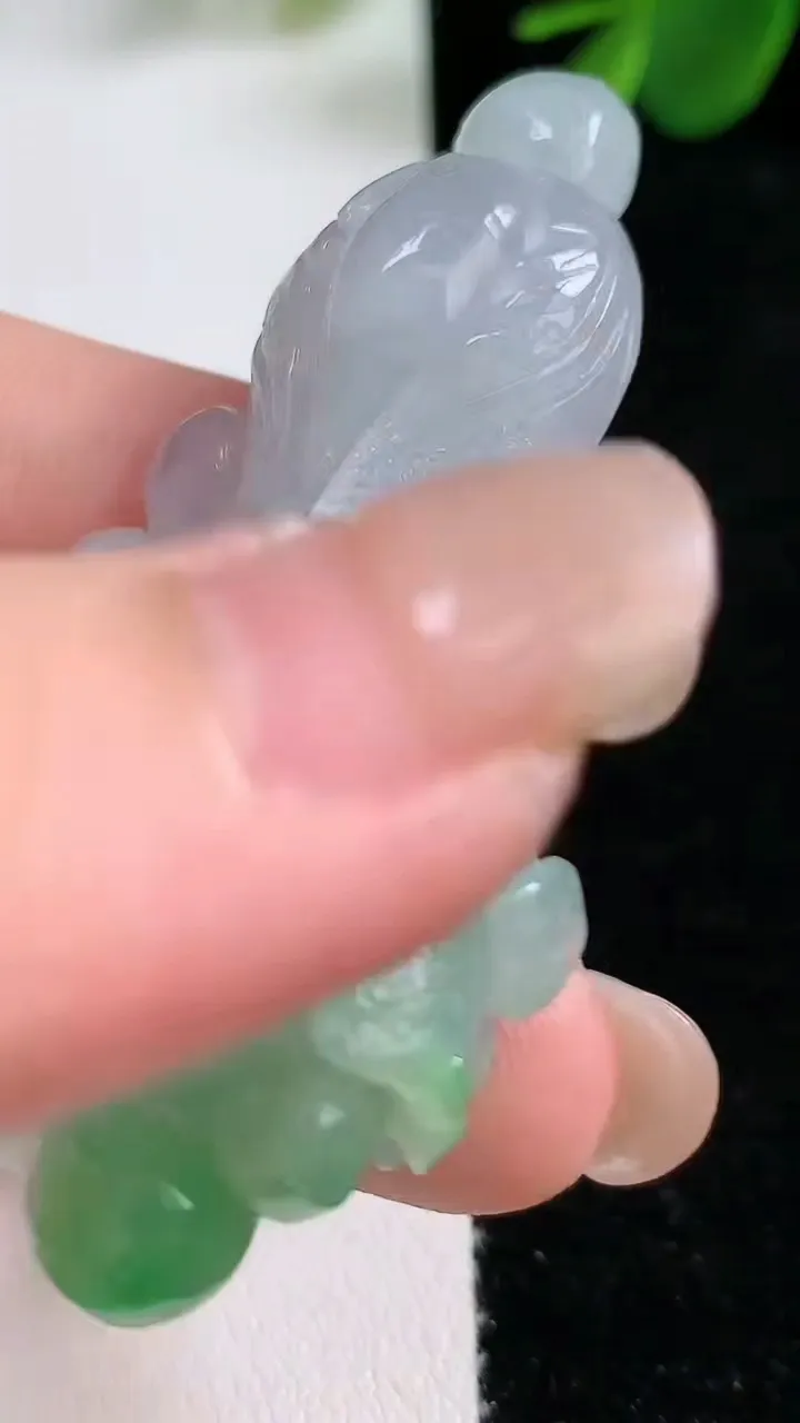 天然A货翡翠白菜吊坠，尺寸57.4-30.6-14.1，重:28.37g
8月17日