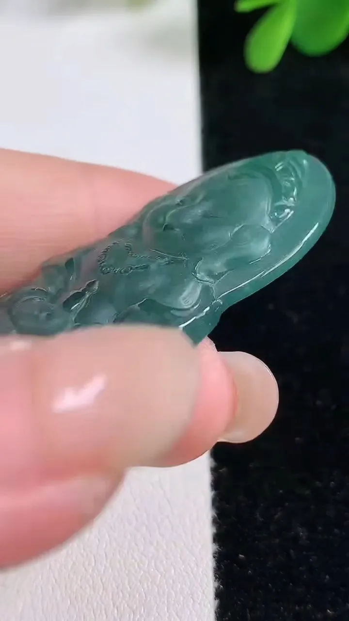 天然A货翡翠蓝水象神吊坠，尺寸46-27.3-5，重:12.00g
8月17日