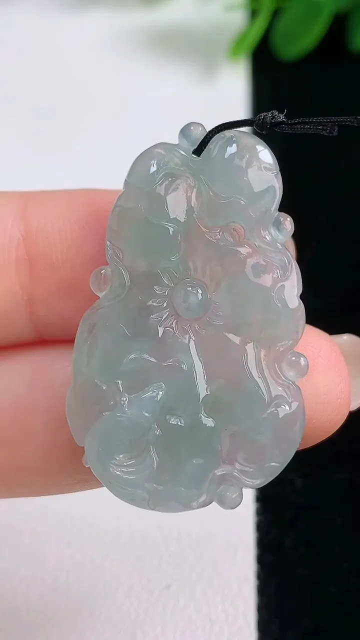 天然A货翡翠年年有余 荷叶鱼吊坠，尺寸36-21.8-4.2，重量:5.55g
8月17日