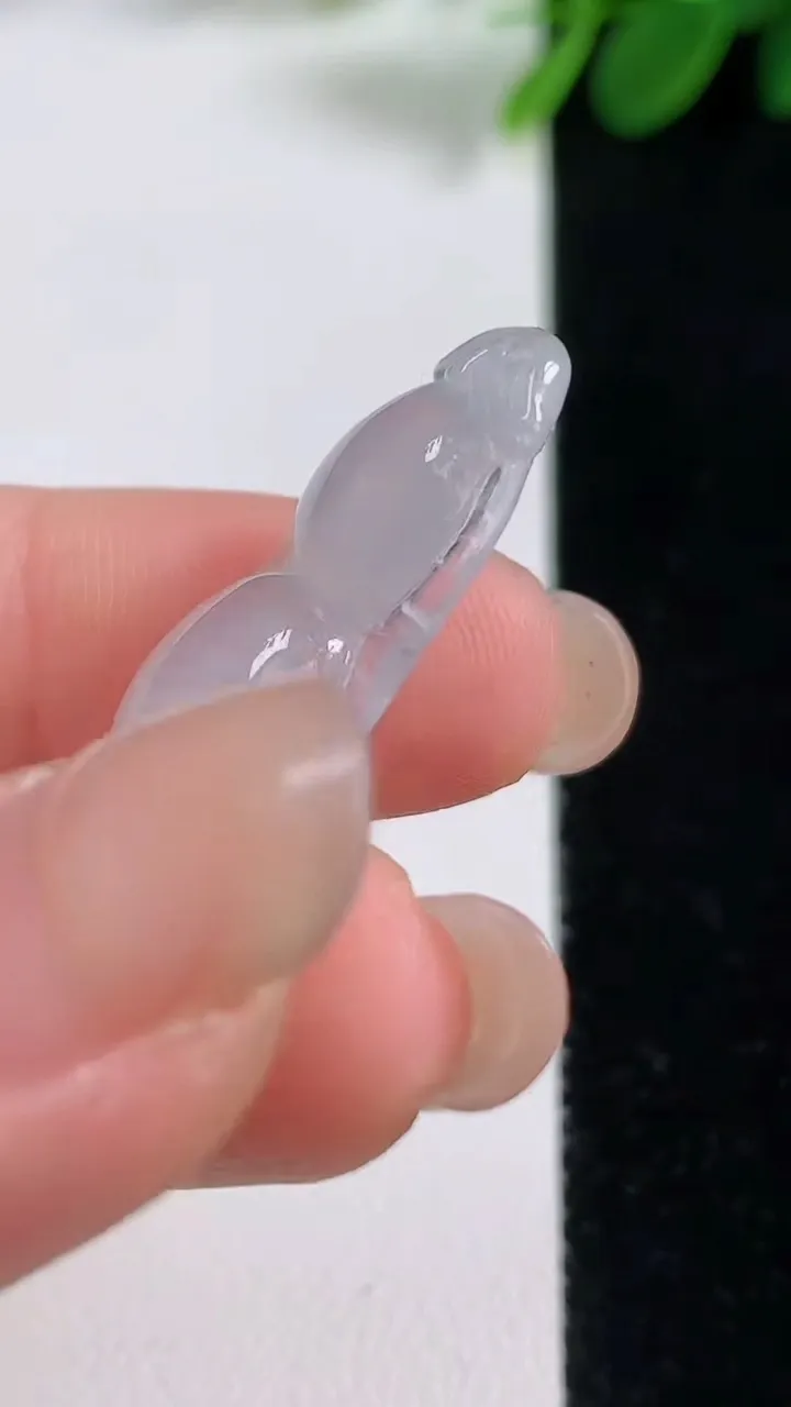 天然A货翡翠冰种飘花福豆吊坠，尺寸39.7-15-5.5，重量:4.70g
8月17日