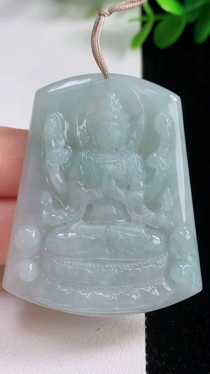 天然A货翡翠千手观音吊坠，尺寸52-40-5.8，重量:25.79g
8月17日