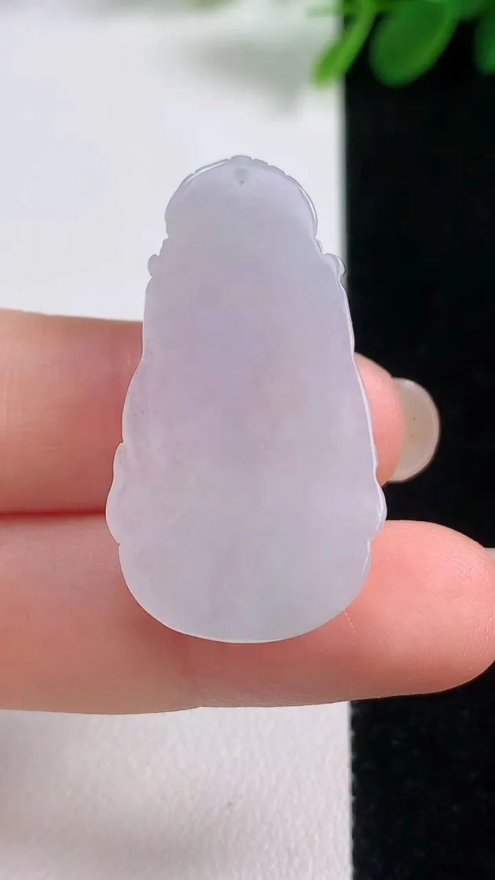 天然A货翡翠观音头吊坠，尺寸35.2-18.6-4.3，重量:6.57g
8月17日