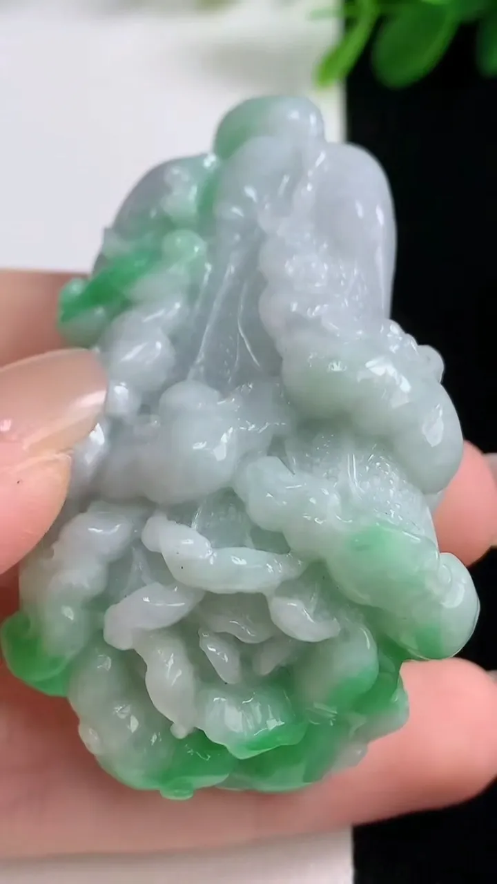 天然A货翡翠白菜吊坠，尺寸60-38.5-21.6，重:54.60g
8月17日