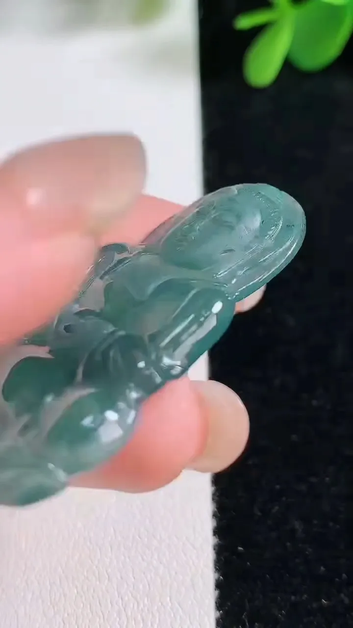 天然A货翡翠蓝水观音菩萨吊坠，尺寸42.5-28-4.3，重:8.60g
8月17日