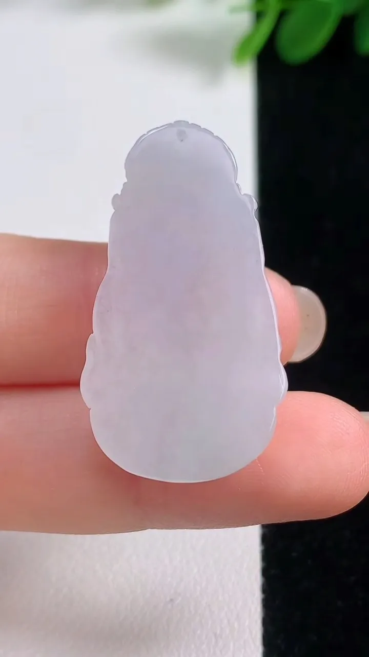 天然A货翡翠观音头吊坠，尺寸35.2-18.6-4.3，重量:6.57g
8月17日
