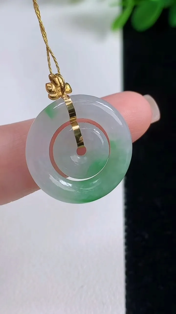 天然A货翡翠母子平安扣吊坠，尺寸40.5-3.2，重量:2.94g
8月17日