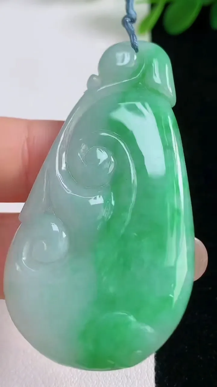 天然A货翡翠如意吊坠，尺寸57.5-30-4.6，重量:16.80g
8月18日