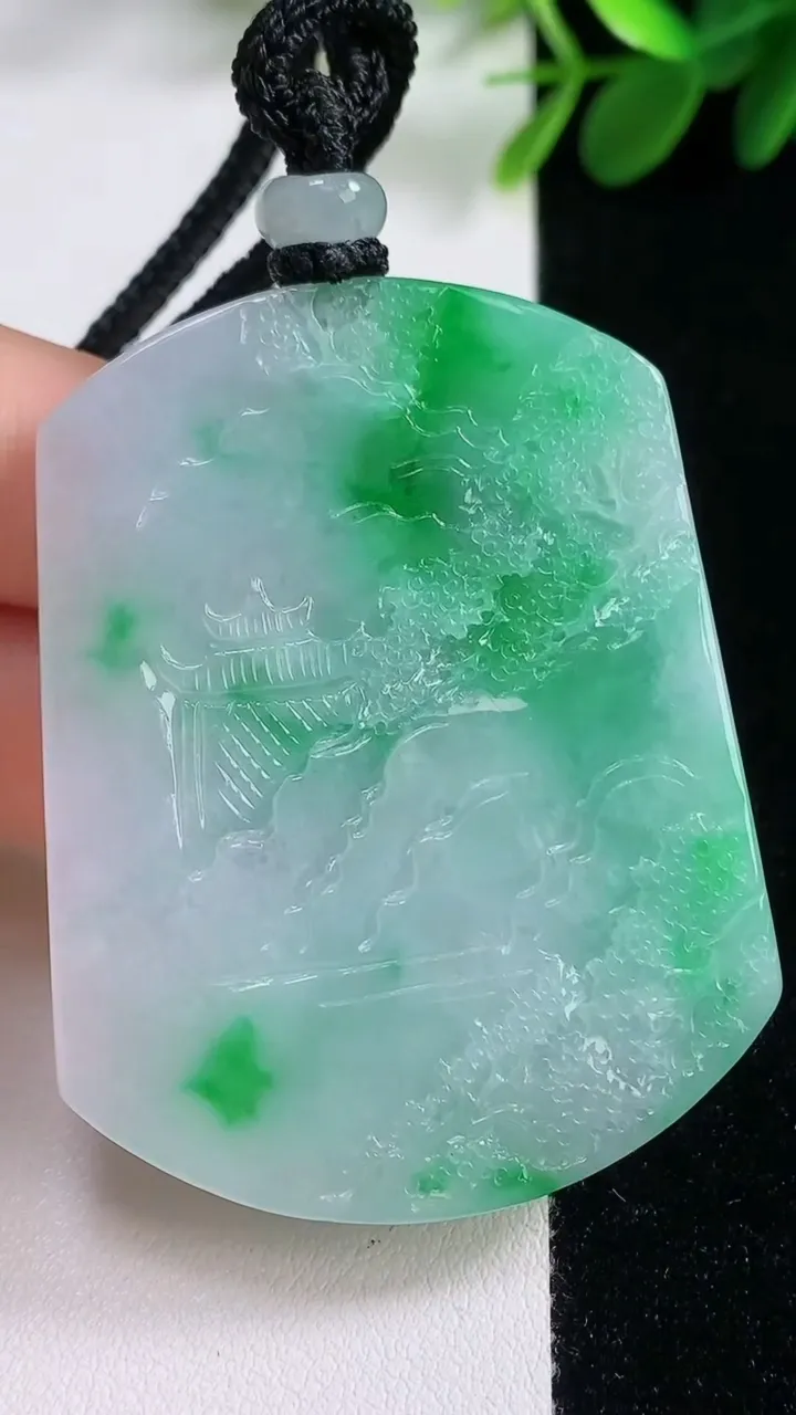 天然A货翡翠山水牌吊坠，尺寸54.7-42-6，重量:36.37g
8月18日