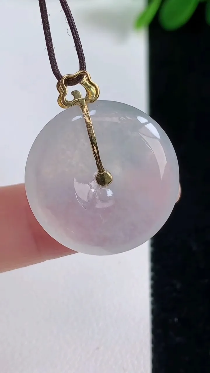 天然A货翡翠种白冰平安扣吊坠，尺寸23-4.6，重量:5.33g
8月18日